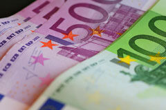 Pago de las costas procesales en los procedimientos entablados entre las comunidades de propietarios y sus propios comuneros Billetes de euro