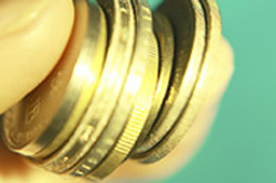 Monedas entre los dedos