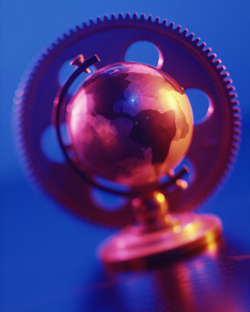 A un lado de la balanza y arriba el signo del Euro y en el otro lado y abajo la bola del mundo