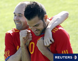 Iniesta y Fábregas riéndose.
