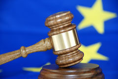 Tinder tiene una cita con la justicia europea Bandera comunidad europea y un mazo