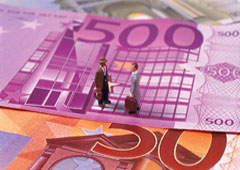 Imagen de dos muñecos sobre billetes de euros