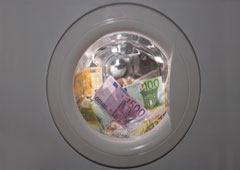 Billetes de euro dentro del tambor de una lavadora.