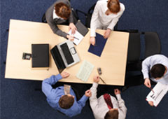 Grupo de personas trabajando alrededor de una mesa