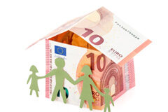 Pensión de alimentos. Hijos mayores de edad, obligación vitalicia o limitada y condicionada. Recortable de una familia y una casita hecha de billetes de euro