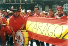 Responsabilidad de la agencia de viajes por los retrasos producidos en el regreso de los aficionados a una final de fútbol. Aficionados del fútbol con una bandera española y tocando el bombo