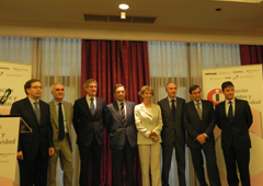 Los miembros del Patronato de la Fundación junto con su director general en la presentación