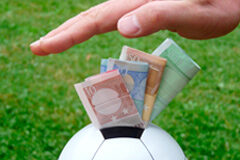 Algunos problemas del tipo en el delito de corrupción en los deportes Dinero saliendo de un balón de fútbol