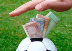 Billetes de euro metidos en un balón