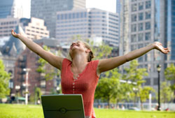 Un mujer feliz en el campo.♦
