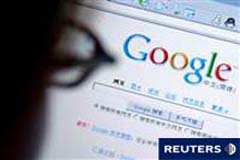 Persona mirando a su pantalla del ordenador en la página de Google
