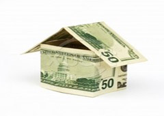 Una casita construida con billetes
