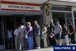 Gentre entrando al INEM