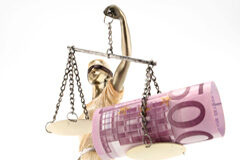 Uso vs abuso del derecho a la justicia gratuita: los límites en la legitimidad de las asociaciones de consumidores en las reclamaciones por contratos abusivos Imagen de la justicia con billetes de euro