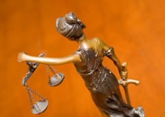 Imagen de la justicia de espaldas.