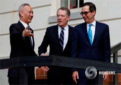 El secretario del Tesoro de EEUU, Steve Mnuchin (derecha) y el representante de Comercio Robert Lighthizer dan la bienvenida al Viceprimer Ministro de China Liu He antes de las negociaciones comerciales de los dos países en Washington, EEUU, el 10 de octu