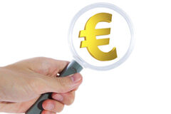 Cláusula suelo: el TS señala que la falta de transparencia provoca un desequilibrio en perjuicio del consumidor Símbolo del euro ampiado por una lupa