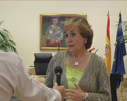 Maravillas Rojo, Secretaria General de Empleo, haciendo unas declaraciones para la prensa