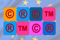 El concepto de ‘usuario informado’ según la jurisprudencia nacional y de la Unión Europea Símbolos de registro de marcas con fondo de bandera de la UE