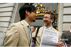 Los cónyuges del mismo sexo pueden residir en cualquier país de la Unión Europea Imagen del 12 de agosto de dos hombres mostrando su permiso de matrimonio en el Ayuntamiento de San Francisco antes de que el juez levantara el veto.