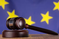 ¿Debe interpretarse la ley 57/68 a la luz del Derecho de Consumo Europeo? Una maza con la bandera de la unión europea