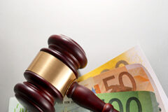 Legitimación para exigir el pago en cumplimento de un contrato de seguro de vida e incapacidad vinculado a un préstamo hipotecario Billetes de euros y mazo