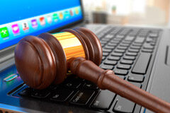 Legaltech: de la técnica a la práctica Un mazo sobre un portátil