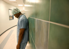 Un médico abatido tras una operación.