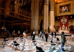 Varias personas atienden a una misa en una iglesia de Sevilla durante el brote de la enfermedad del nuevo coronavirus (COVID-19), Madrid, España, el 11 de mayo de 2020