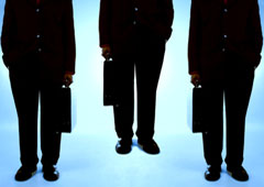 Tres personas con maletín.