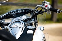 Una moto vista de perfil.