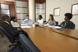 Reunión de varios empleados