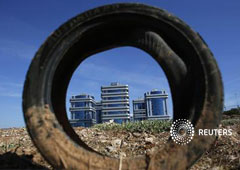 Un neumático en una zona en construcción en Sevilla