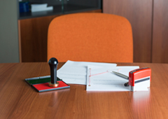 Una silla frente a una mesa con papeles