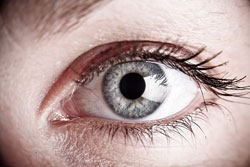 Un ojo azul.