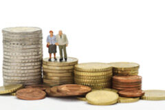 Consideraciones acerca de la jubilación y el sistema actual de pensiones en España Dos muñequitos sobre monedas de euro