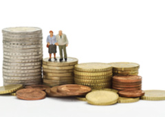 Montañas de euros y dos figuras de dos ancianos sobre ellas