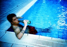 Jóvenes, alcohol y piscinas