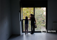 Dos personas en un piso vacio