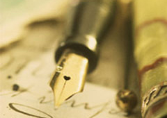 Pluma de escribir sobre un papel