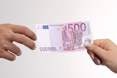 Importante fallo de la AP ACoruña contra el Banco Santander en ejecución de préstamo avalado por póliza de seguros Una mano dándole un billete de 500 a otra mano