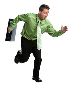 Hombre corriendo con maletin y traje