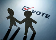 Dos muñequitos recortables y la palabra vote
