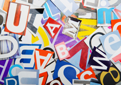 Recortes de letras con distintos tamaños y colores