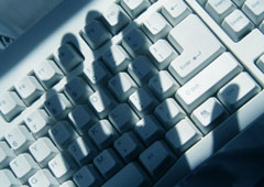 La sombra de una mano en un teclado de ordenador