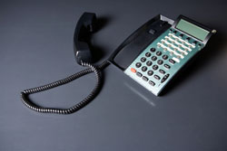 Un teléfono fijo.