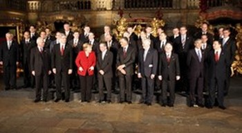 El procedimiento de ratificación del Tratado de Lisboa: situación actual Foto de familia tras la firma del Tratado de Lisboa