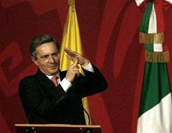 Aplazan de nuevo una votación clave sobre la reelección de Uribe