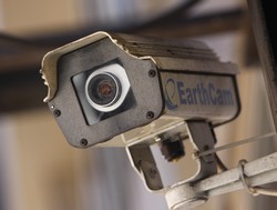 Cámara de video en un edificio público