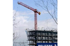 La primera sentencia “contra” las viviendas vacías de los bancos: patada a seguir una obra en construcción el 3 de marzo de 2010 en Madrid